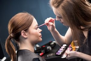 Formation en maquillage professionnel : comment démarrer une carrière réussie